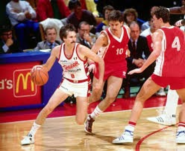 D'Antoni in una sua tipica azione in palleggio mentre legge la difesa avversaria e prepara il relativo gioco d'attacco